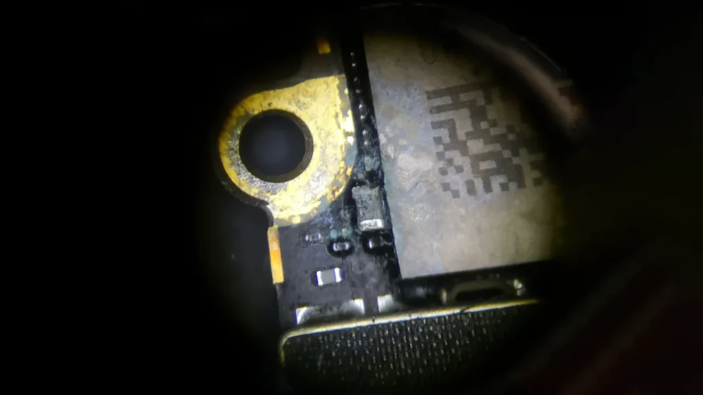 iPhone Logicboard unter dem Mikroskop
